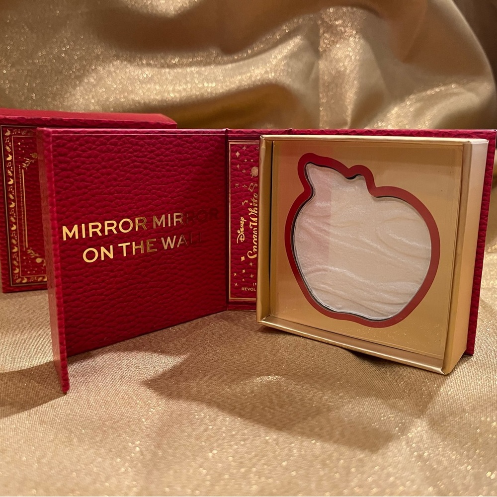 NIB Snow White Storybook Highlighter Revolution Beauty w/ FREE Too Faced Brush